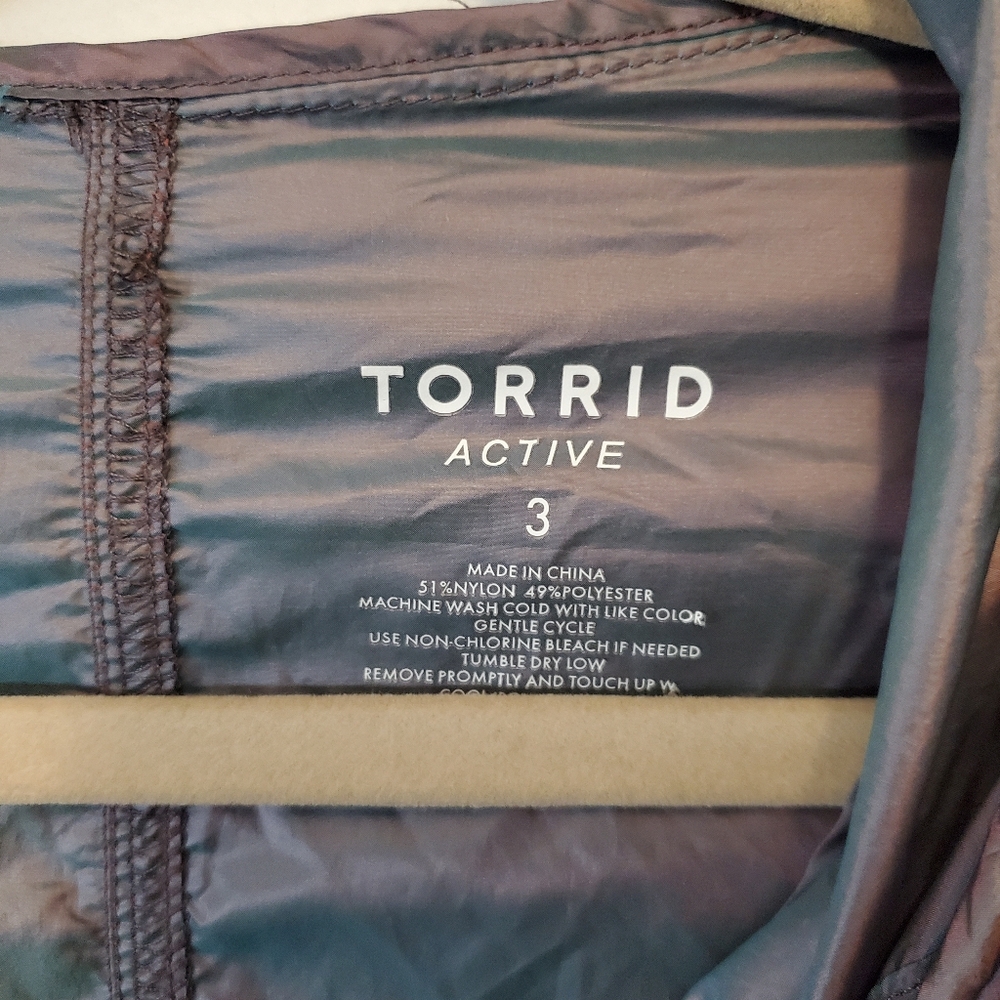 Torrid Active reflective nylon windbreaker 3X - Picture 2 of 6